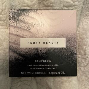Fenty Beauty Demi'Glow Highlighter - Light-Diffusing 06 RICH HUNNIE
